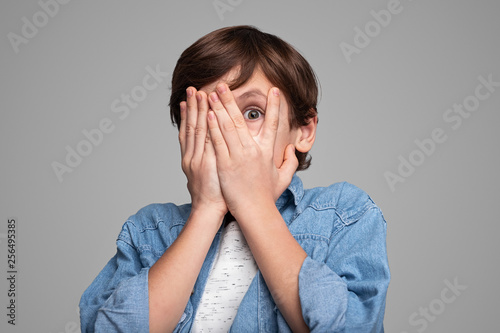 Fotografía Scared boy covering face