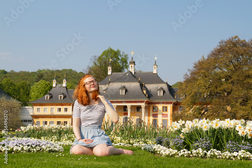 Teenager genießt den Frühling im Schlosspark Pillnitz Dresden