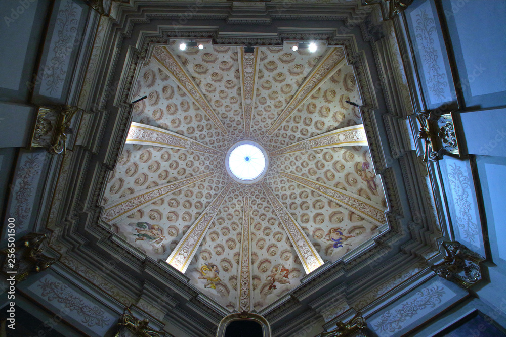 cupola di una chiesa ad alba città in italia 