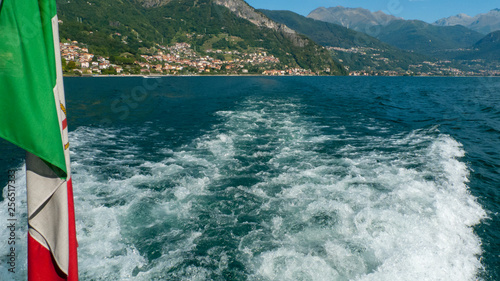 Blick auf Musso, und den oberen Comer See, vom Boot aus mit Wellen