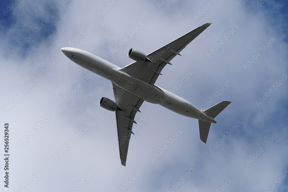 Flugzeug in der Luft und weiße Wolke vor blauem Himmel - Stockfoto Flugzeug in der Luft und weiße Wolke vor blauem Himmel - Stockfoto