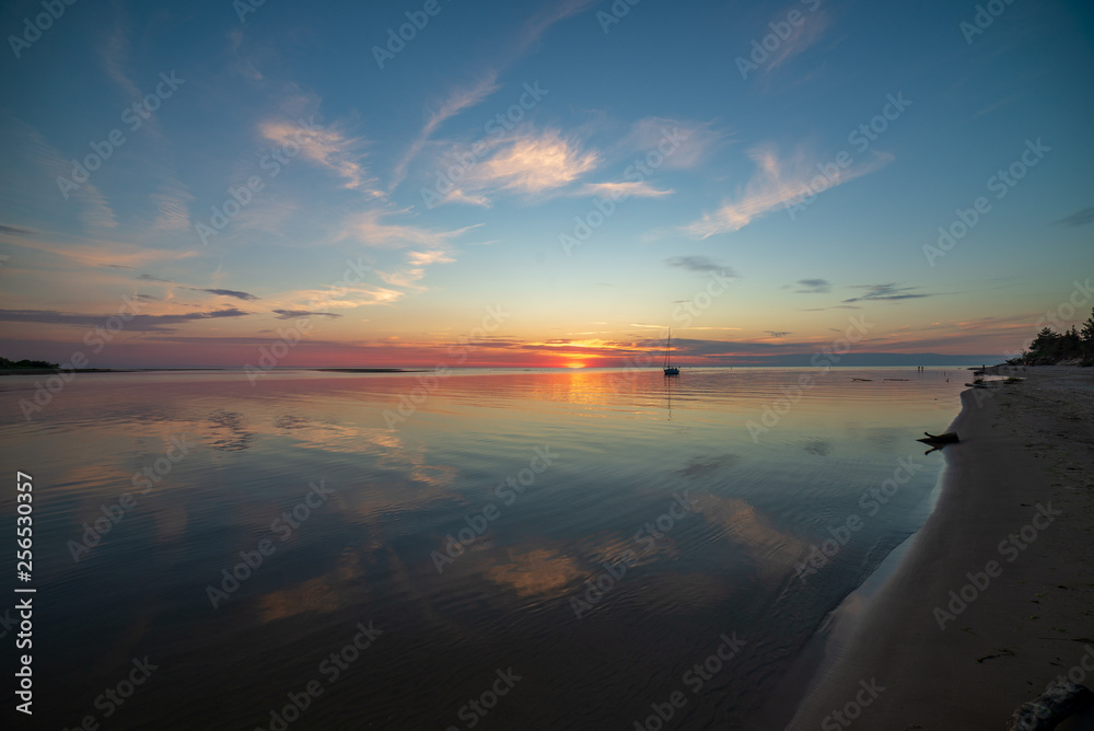 Obraz premium calm sunset with no wind on the lake