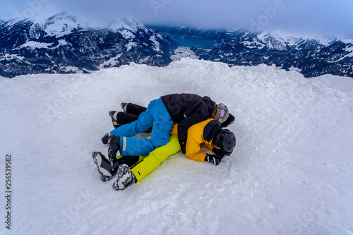 Menschenhaufen im Schnee mit Sicht auf Berge photo