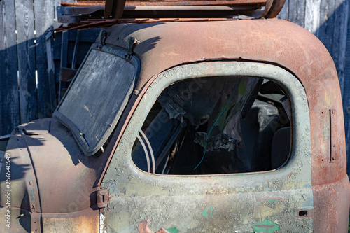 Foto Old truck cabin. A cab in an old, abandoned place.