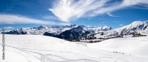 Obraz na płótnie Panoramic landscape with mountain peaks in the French Alps, above La Toussuire village, on a sunny Winter day, in Les Sybelles ski area. w salonie