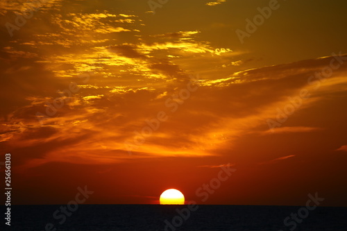 海に沈む夕日 © Y.S Graphics
