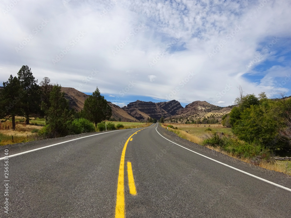Fototapeta premium Driving through rural Eastern Oregon on a beautiful summer day