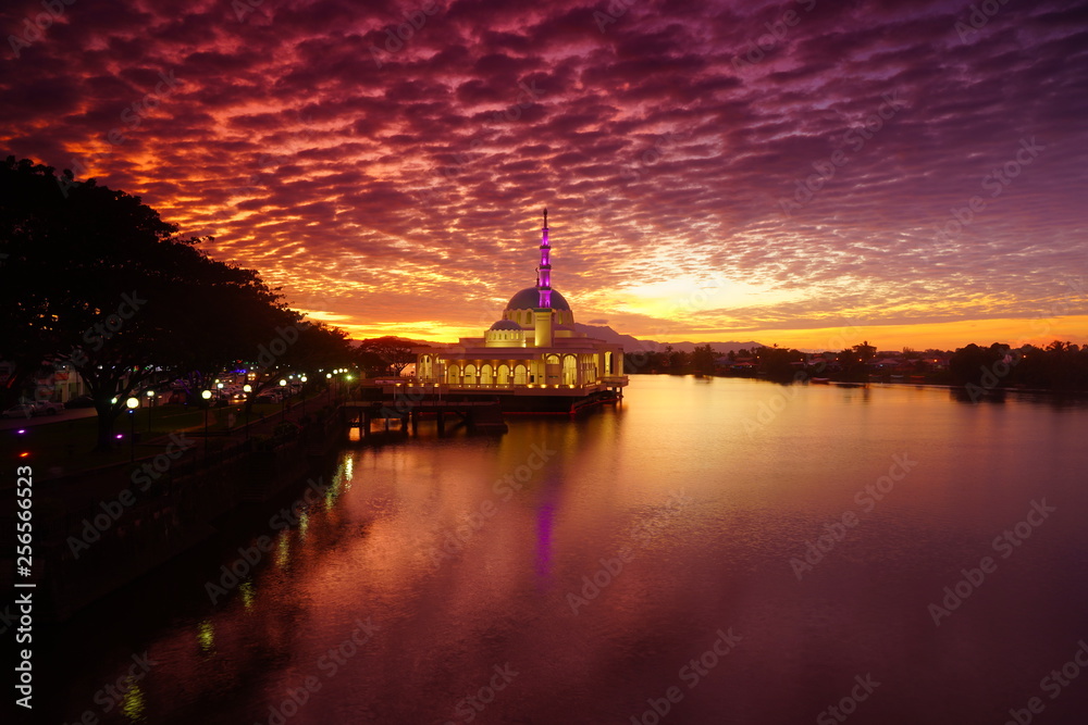 Obraz premium wonderful sunset with islamic mosque and bridge at kuching sarawak