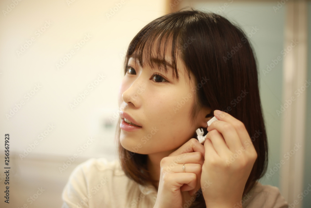 ピアッサーを使う女性 ピアッサーを使う女性