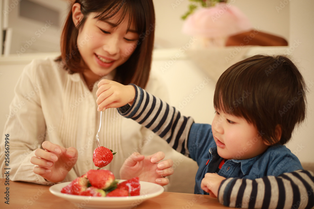 苺を食べる親子 苺を食べる親子