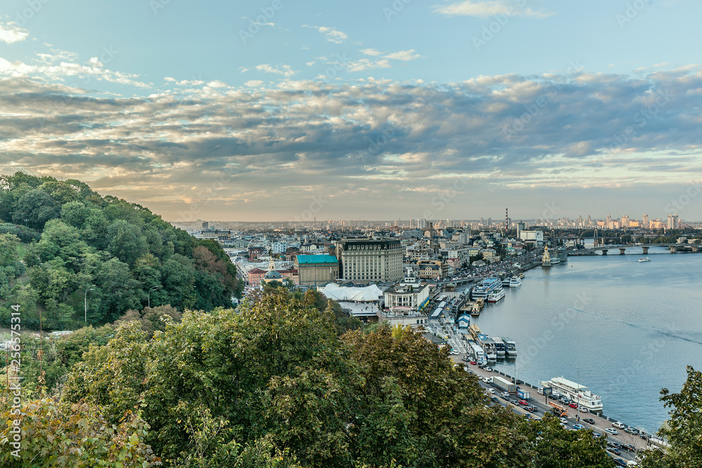 Obraz premium cityscape, transport in the city, wallpapers, view of the city, embankment, beautiful sky