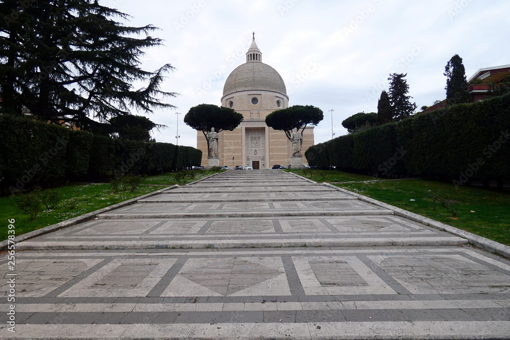 Fototapeta premium chiesa dei santi pietro e paolo,roma,italia.