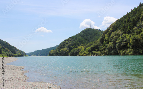 Canvas Print 透き通るようなきれいな川と自然に囲まれた癒しある風景