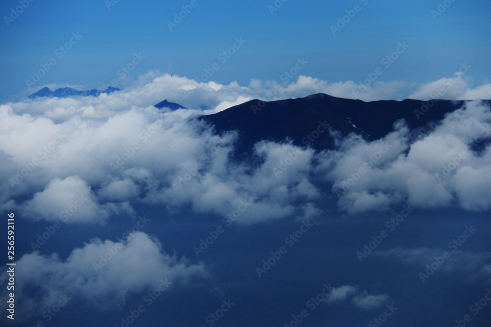 斜里岳　山頂からの雲のある景色