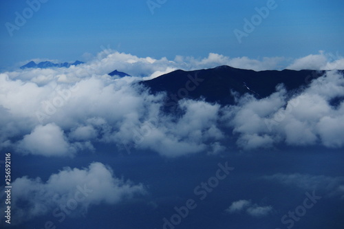 斜里岳　山頂からの雲のある景色 © DONDON2018