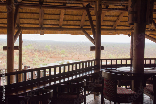 Lodges und Steppenlandschaft Hawange National Park in Simbabwe Süd Afrika © Natascha