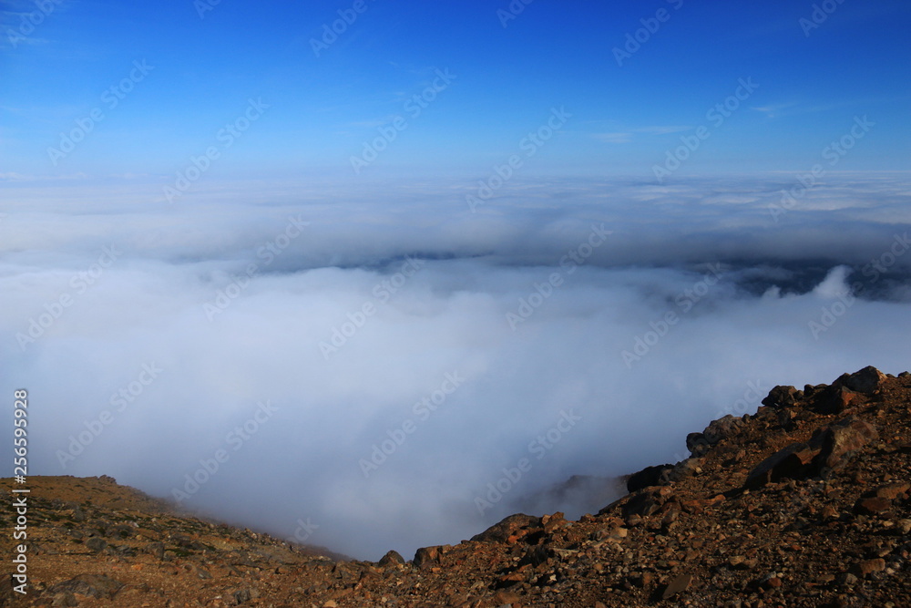 北海道　雌阿寒岳山頂からの景色　雲海