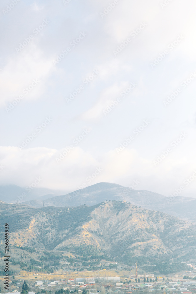 Fototapeta premium Przyroda w Tbilisi, Gruzja. Piękne góry w tle.