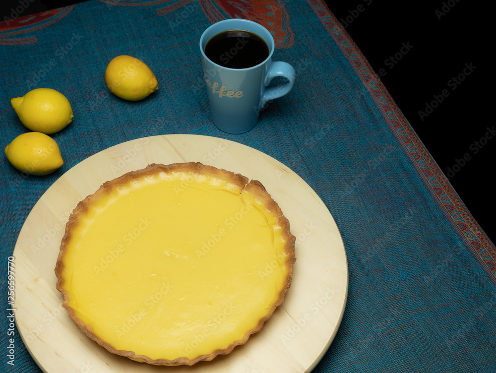 Zitronenkuchen mit gerissener Füllung auf blauem Tischtuch Zitronenkuchen mit gerissener Füllung auf blauem Tischtuch