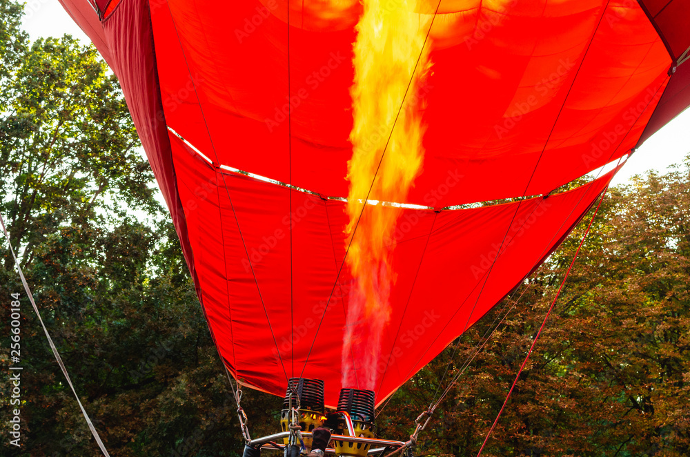 Obraz premium Filling the balloon dome with hot air from a gas burner