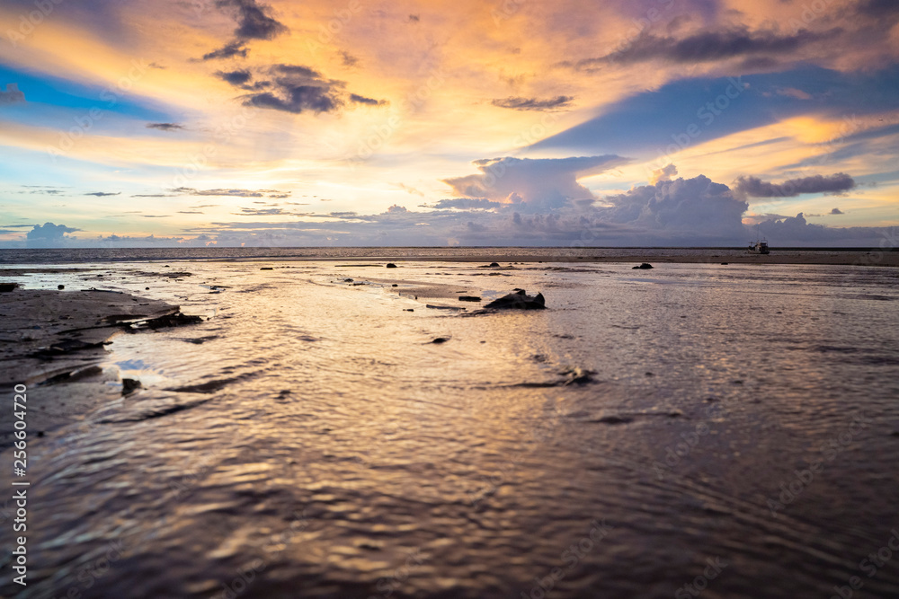 Obraz premium Beautiful sunset in Phuket sea southern of Thailand