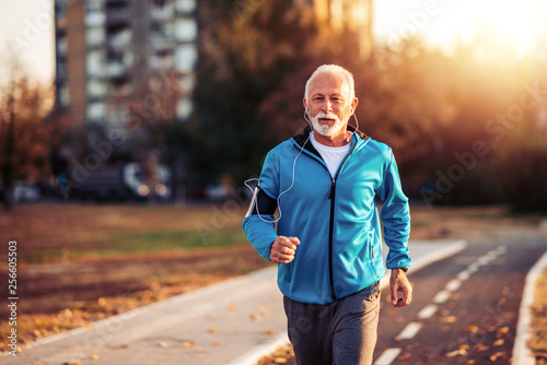 Fototapeta Naklejka Na Ścianę i Meble -  Senior man jogging in city