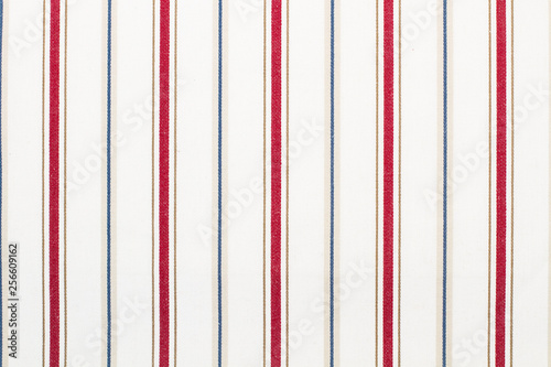Textura de tela con rayas de colores blanca, gris y roja. Vista de frente y de cerca photo