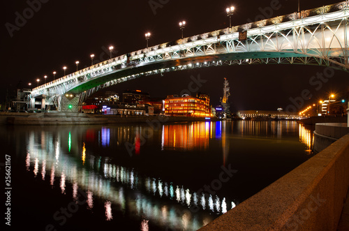 Патриарший мост, ночная Москва