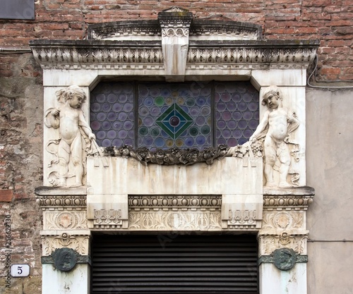 Eglise di san michele in foro. Une porte d'entrée. Lucques, Toscane, Italie. photo