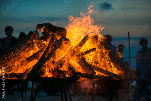 Foto Large burning bonfire with soft glowing flame and sparkles flying all around