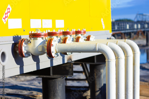 Cuadro en lienzo oil pipeline oil supply to the metering device check valve