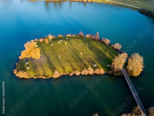 Luftaufnahme der Badeinsel im Kratzmühlsee im Naturpark Altmühltal, Bayern, Deutschland photo