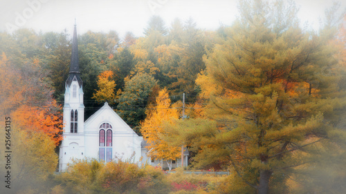Fototapeta Naklejka Na Ścianę i Meble -  Church near Woodstock Vermont shot in morning fog