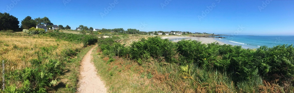 en chemin le long de la plage de raguenez en cornouaille bretagne