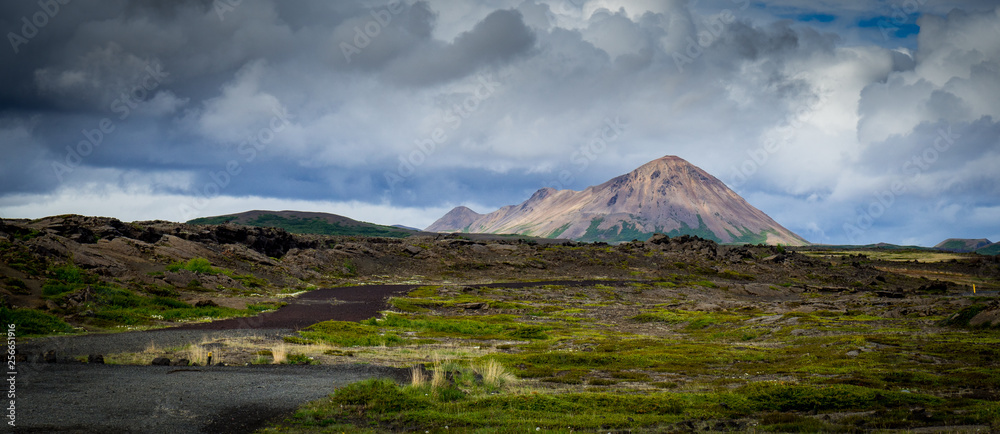 Naklejka premium Gravel road in Icelandic landscape