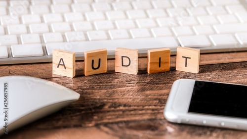 Lettres sur pieces en bois : audit photo