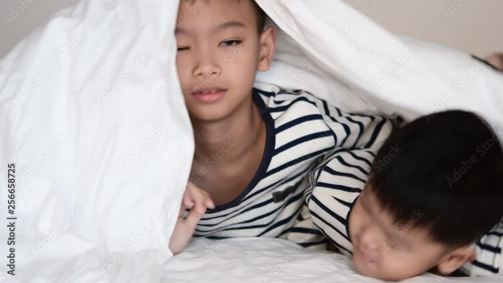 The two brothers were happily lying in bed in the morning. The two brothers were happily lying in bed in the morning.