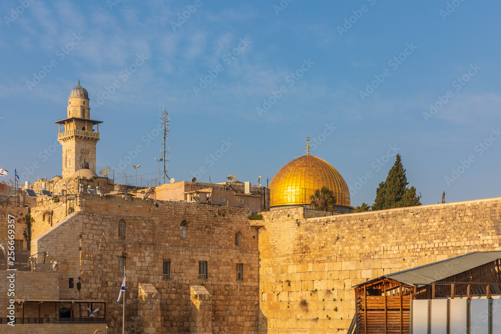 Wailing Wall, mousque Al-aqsa and minaret in Jerusalem at sunset