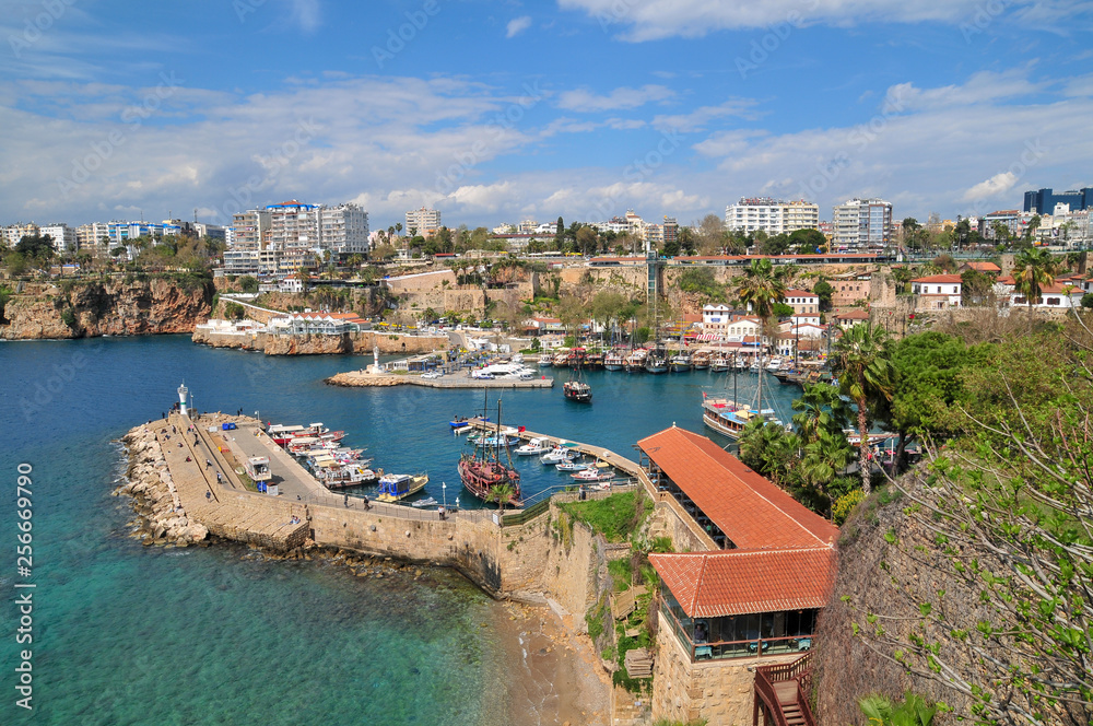 Obraz premium Ships in the old harbour in Antalya (Kaleici), Turkey. Old town of Antalya is a popular Tourist destination in Turkey.