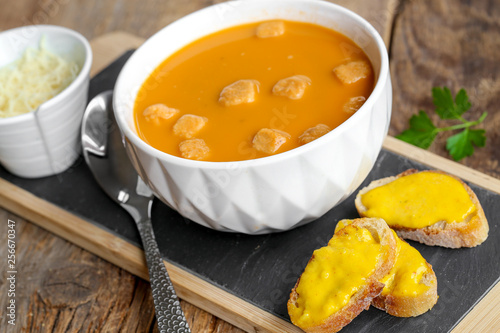 soupe de poisson accompagnée de rouille photo