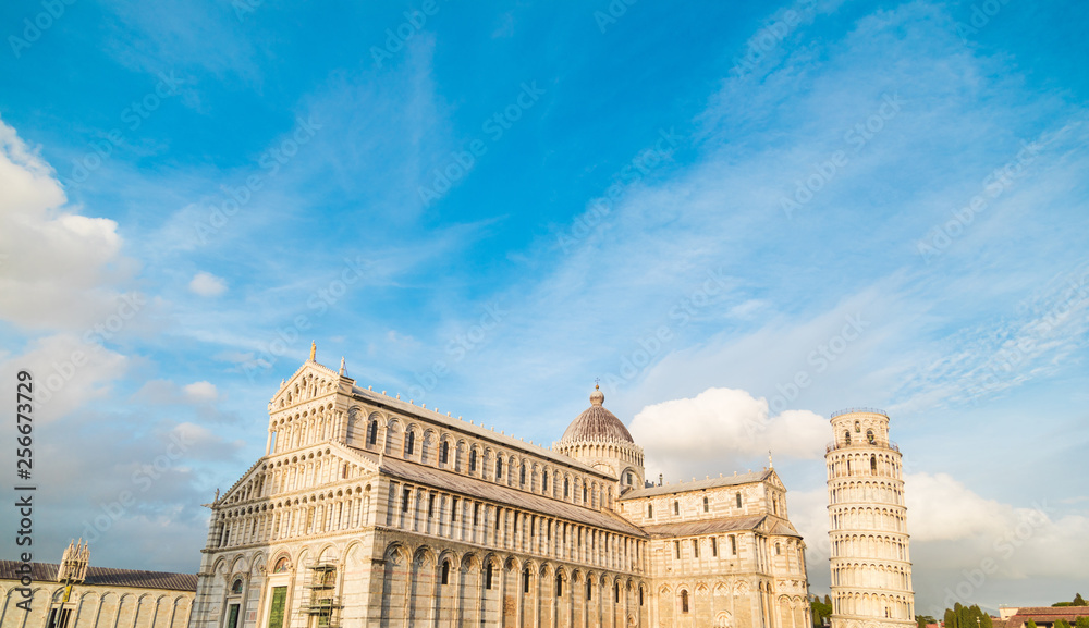 Piazza dei Miracoli, la cattedrale e la torre pendente di Pisa.