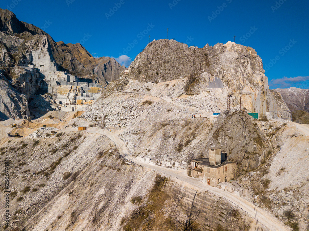 Marmo di Carrara, cava principale e secondaria per la produzione del minerale prezioso. Marmo di Carrara, cava principale e secondaria per la produzione del minerale prezioso.