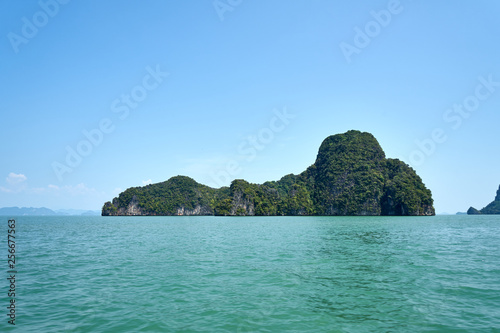 Rocks and sea in Thailand © photoexpert