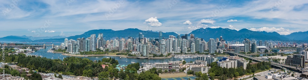 Naklejka premium Skyline Vancouver patrząc na północ