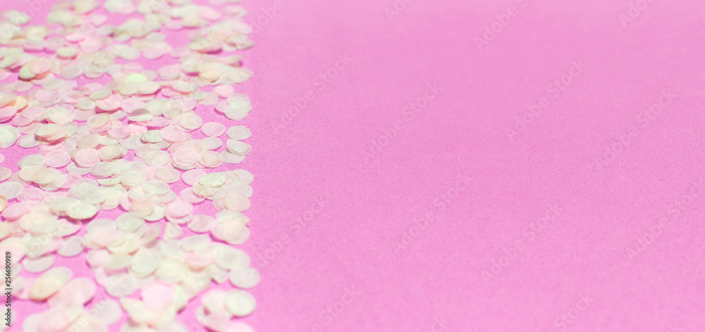 Obraz premium Flat lay paper round confetti on pastel pink background top view. Festive holiday background, concept of party, birthday, christmas or new year. Copyspace for text
