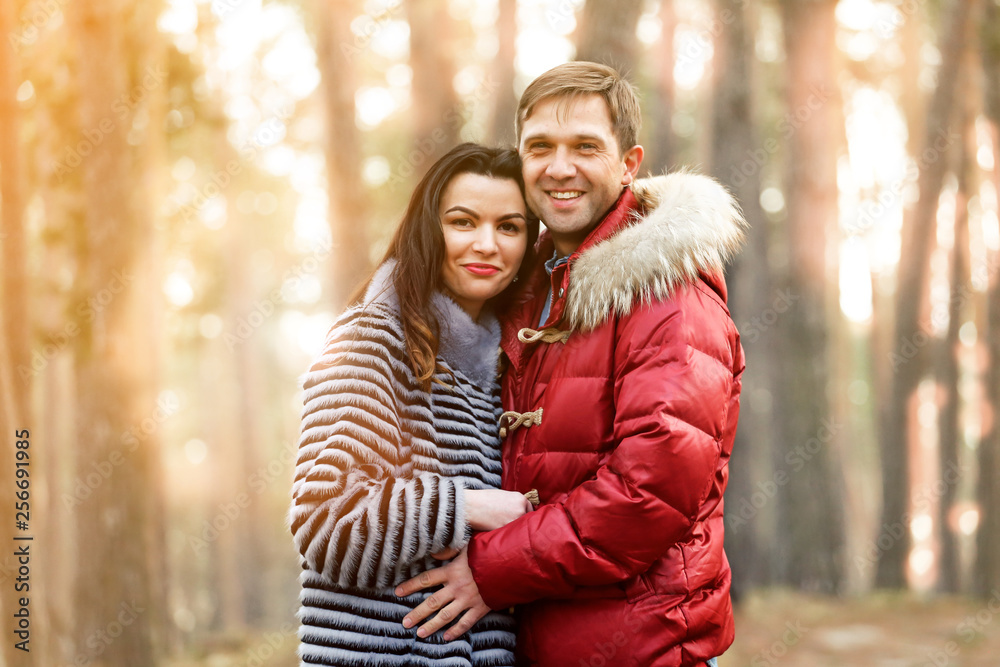 Fototapeta premium YOUNG COUPLE IN ANTUM PARK ON SUN VIEWS 