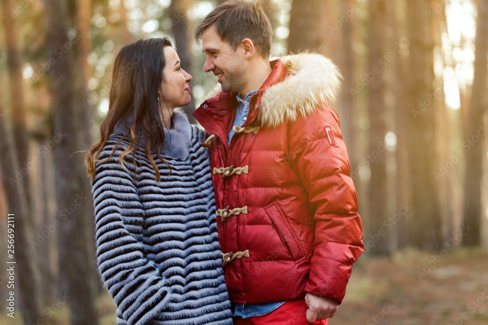 Fototapeta premium YOUNG COUPLE IN ANTUM PARK ON SUN VIEWS 