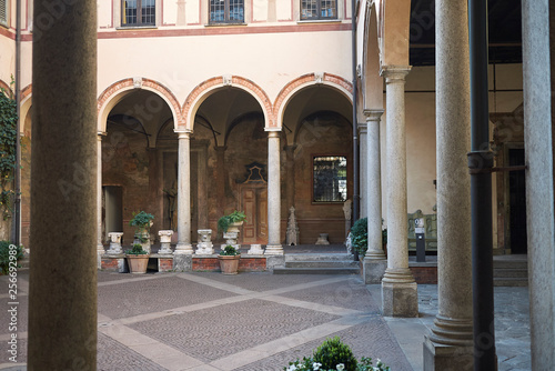 Foto Milan, Italy - Febraury 27, 2019: Casa degli Atellani courtyard