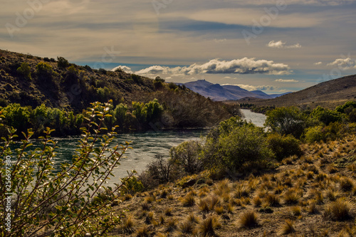 rios que recorre un paisaje de montañas bajas y semidesertico