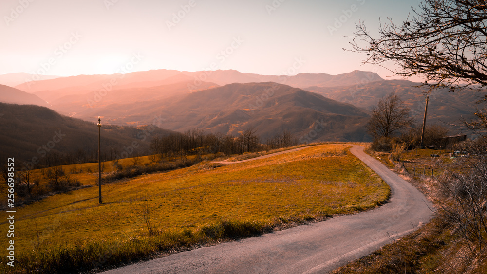 Strada dalla collina alla montagna dell'Emilia Romagna (Italia)